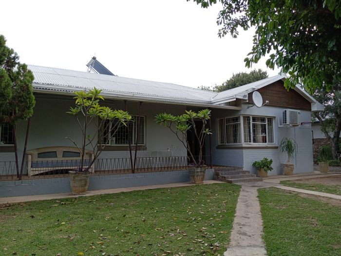 Spandauville House For Sale: 4 bedrooms, pool, jacuzzi, borehole, and carport.