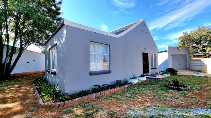 For Sale: House in Stilfontein Central with 3 beds, open-plan kitchen, braai area.