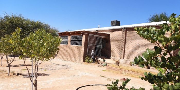 For Sale: House in Klippunt with 2 bedrooms, garage, security system, and water tank.