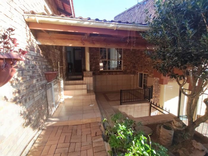 House for Sale in Nelspruit Ext 22: Pool, granny flat, security features, spacious layout.