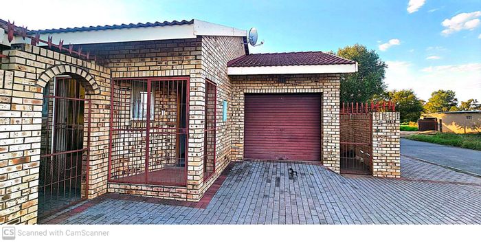 Property #ENT0276562, Townhouse for sale in De Beers