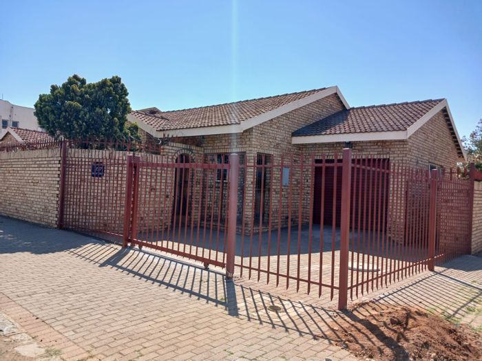 De Beers Townhouse: 3 Bed, 2 Bath, Pet-Friendly Yard, Single Garage. For Sale!