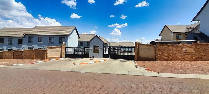 Doringkruin Apartment For Sale: Open plan living, single bedroom, carport, near Spar.