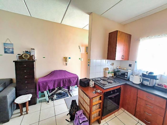 Doringkruin Apartment For Sale: Open plan living, single bedroom, carport, near Spar.