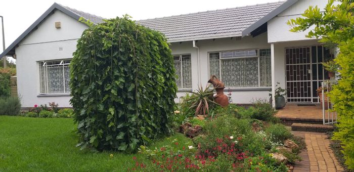 Farrarmere House For Sale: 3 bedrooms, office, pool, double garage, secure garden.