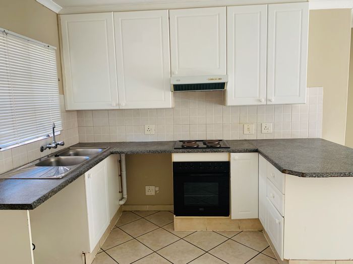 Amberfield Apartment For Sale: 2 bedrooms, pool, clubhouse, and convenient transport access.