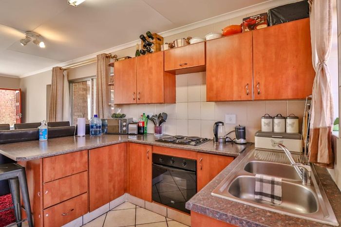 Property #ENT0276690, Townhouse for sale in Rooihuiskraal North
