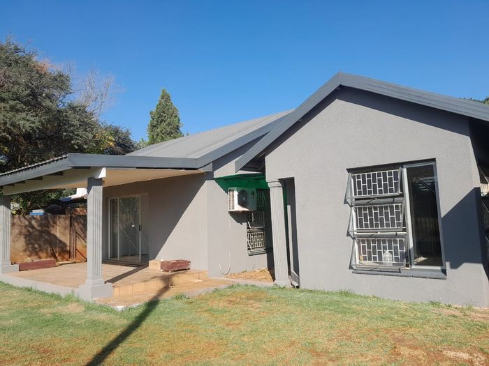 For Sale: Spacious 3-Bedroom House in Kuruman Central with Large Backyard Options