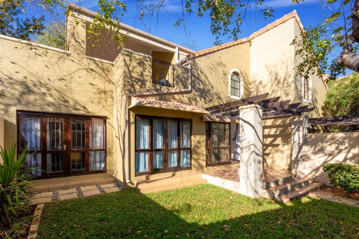 Lonehill Townhouse For Sale: 2 beds, gardens, pools, and on-site restaurant.