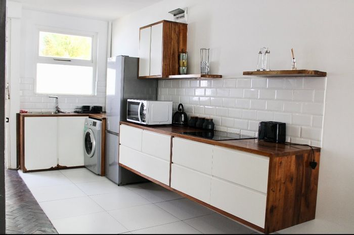 Coastal Apartment in Sea Point for Sale: Prime Location, Ideal Airbnb Investment!