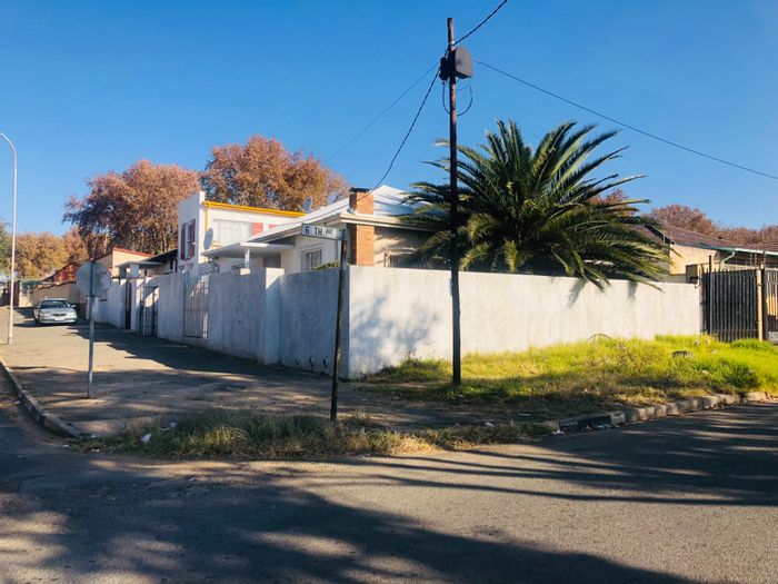 Spacious Bezuidenhout Valley house for sale with dual dwellings and multiple garages.