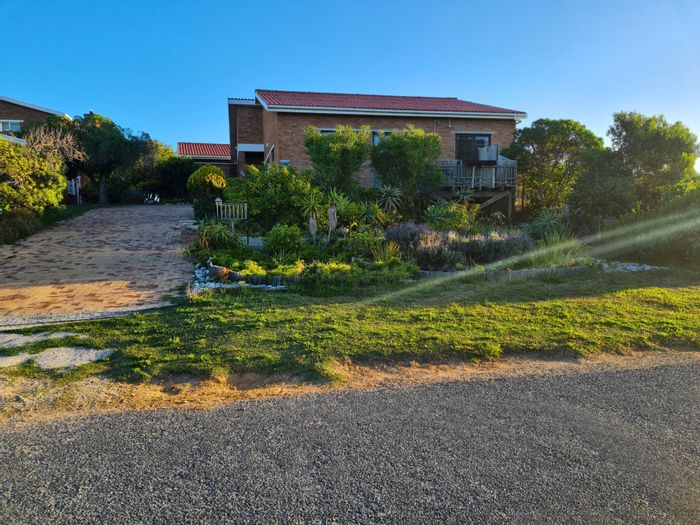 Franskraal House For Sale: Sea views, self-contained flat, low-maintenance garden.