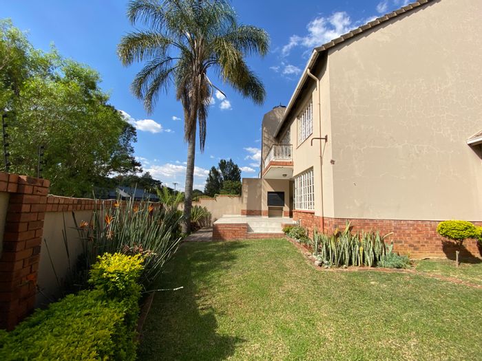 Lynnwood Manor House For Sale: 4 beds, secure estate, close to shopping.