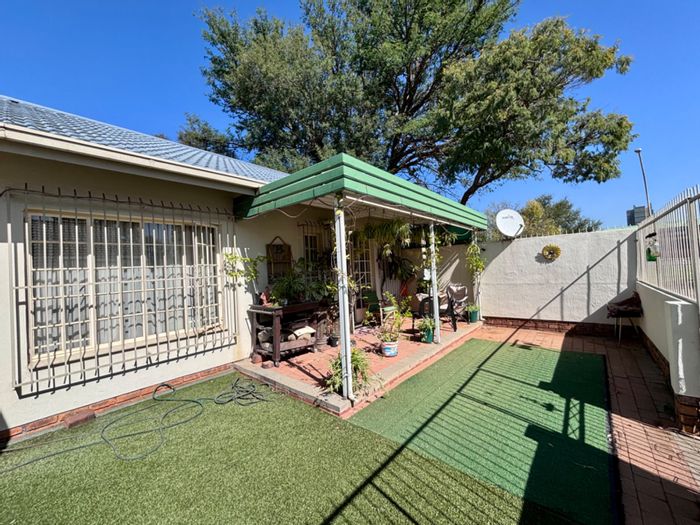 Garsfontein Townhouse For Sale: 1 bedroom, parking, pet-friendly, renovation opportunity.