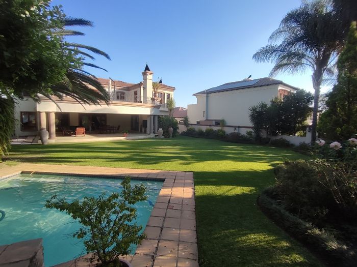 Stunning House for Sale in Blue Valley Golf Estate with Pool and Scenic Views