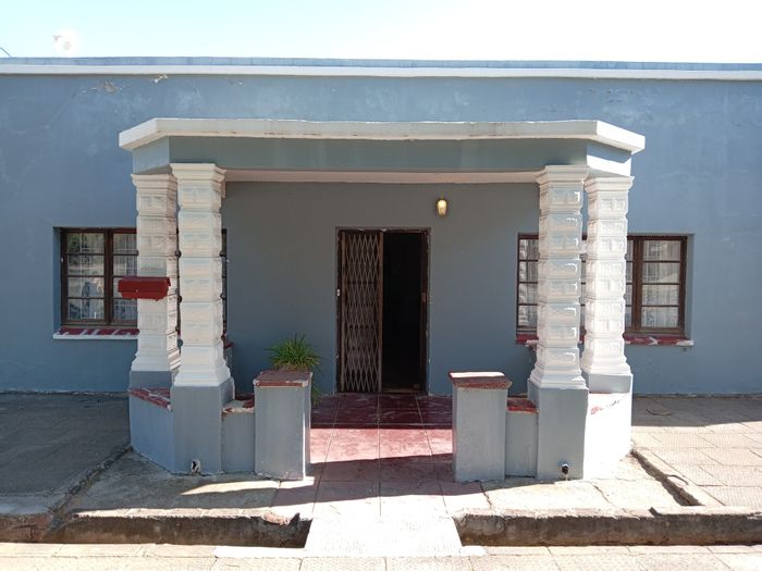 Spacious 5-bedroom house with flatlet and large yard in Graaff-Reinet Central, For Sale.