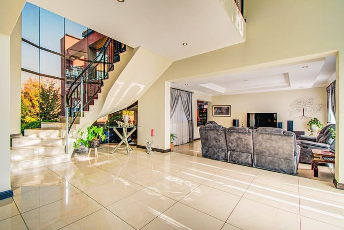 Ebotse Golf Estate House For Sale: Spacious living, gourmet kitchen, private garden, solar power.