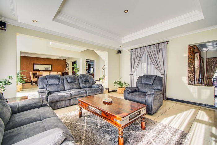 Ebotse Golf And Country Estate House For Sale: Golf course views, spacious layout, security.