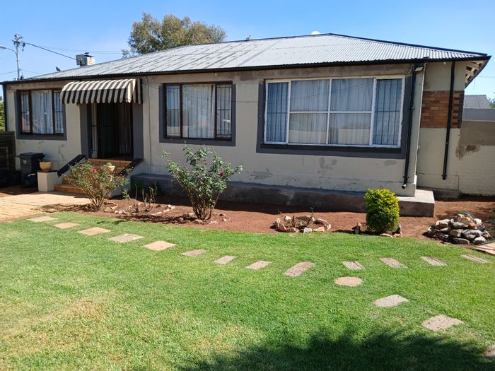 For Sale: House in Roodepoort North with pool, granny flat, and spacious living.