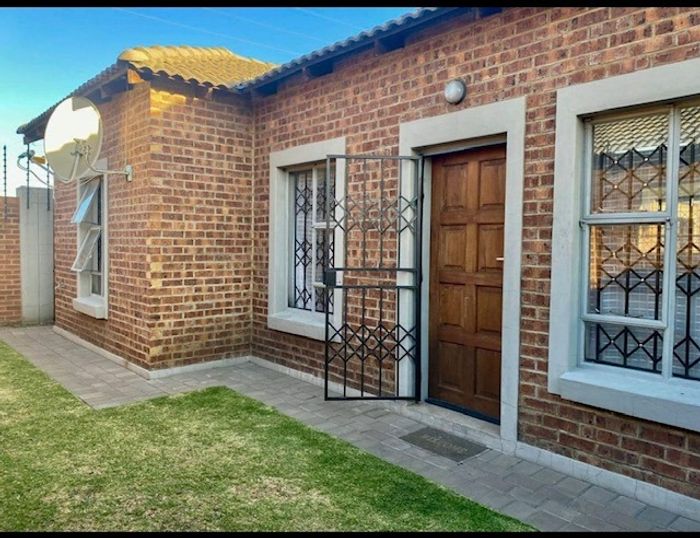 For Sale: Townhouse in Trichardt with 3 bedrooms, ensuite, and backup utilities.