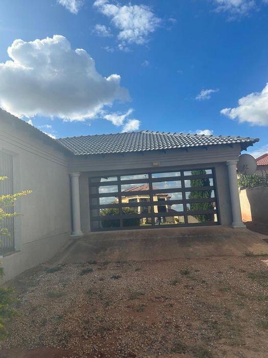 For Sale: House in Serala View with 4 bedrooms, open plan living, double garage.