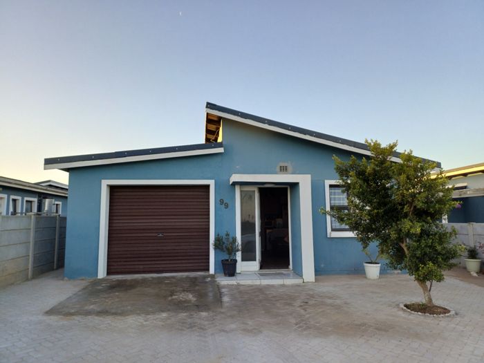 House for Sale in Pacaltsdorp: 2 Bedrooms, Garage, 24-Hour Security.