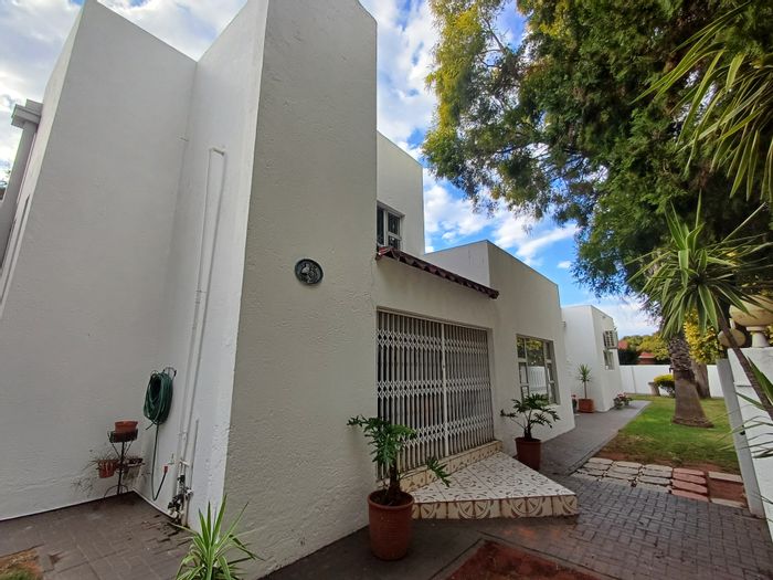 For Sale: House in Flamwood with pool, bar, and multiple garages.