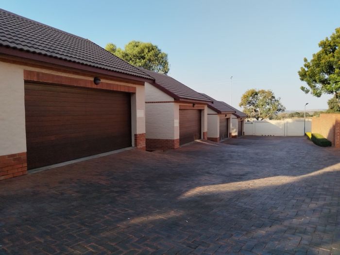 Mooikloof Townhouse For Sale: 3 beds, pool, clubhouse, near shopping and schools.