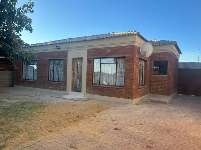 Soweto Central: Renovated 3-Bed House with Garage, Near Schools for Sale