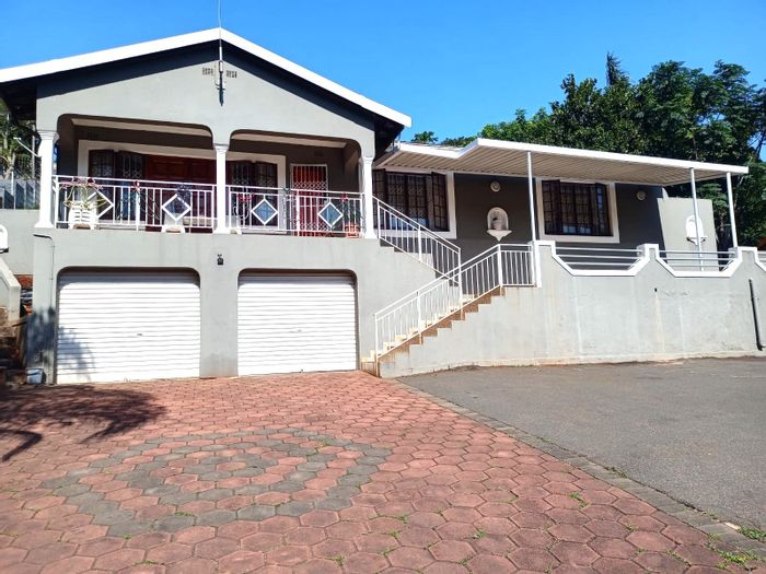 Glen Anil House For Sale: 3 Bedrooms, double garage, entertainment area, pool space.