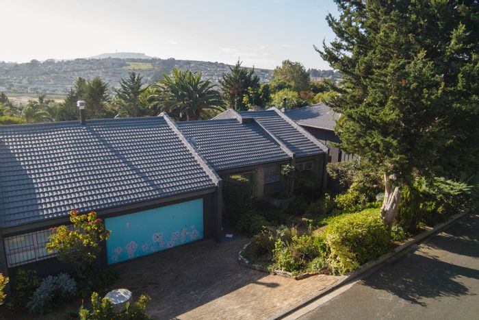 For Sale: 4 Bedroom House with Expansive Garden in Protea Valley