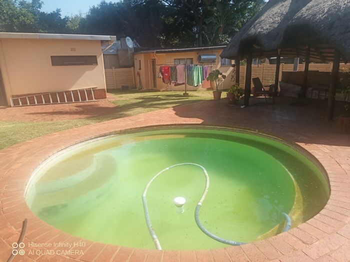 Spacious Sinoville house for sale: 3 bedrooms, flatlet, braai area, close to amenities.