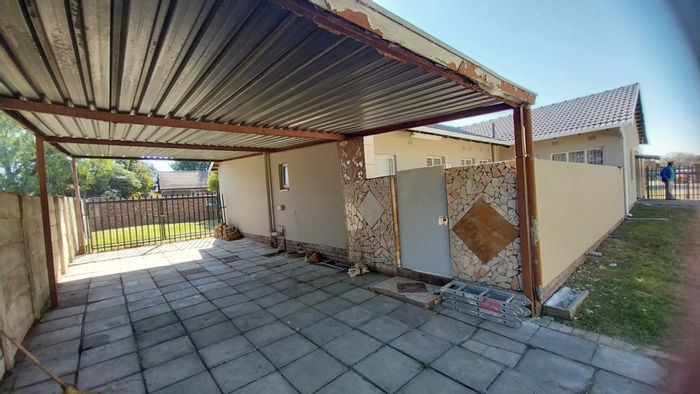 Evander House For Sale: 3 Bedrooms, 2 Bathrooms, Garage, Close to Schools and Shops.