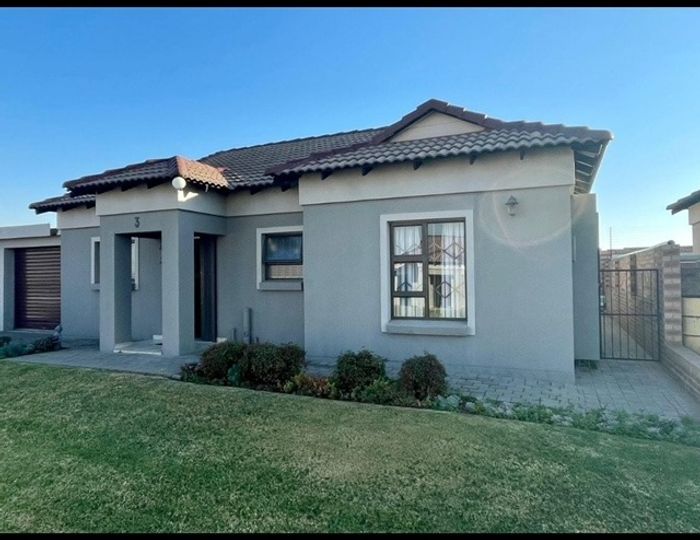 Trichardt Townhouse For Sale: 3 Bedrooms, backup utilities, 4 Garages, braai area.