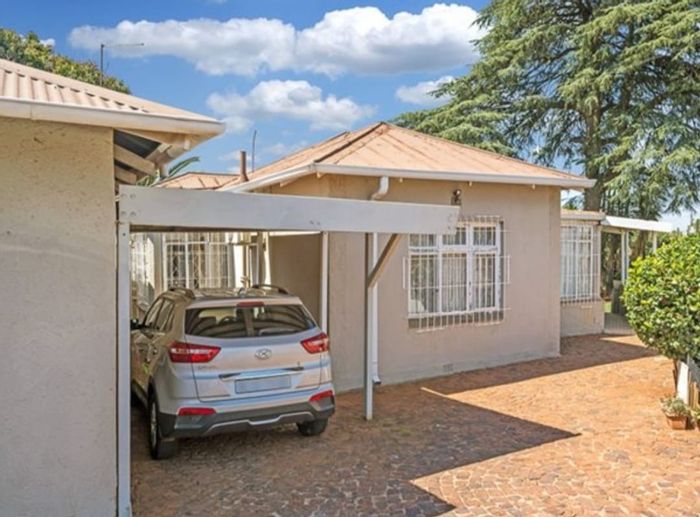 House for Sale in Primrose: 3 beds, cottage, spacious yard, secure parking.