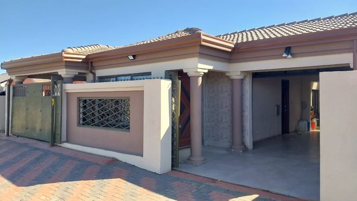 Property #ENT0277840, House for sale in Embalenhle