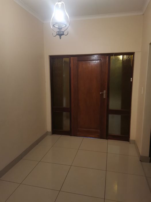 For Sale: Spacious Bendor house with 4 bedrooms, borehole, and ample parking.