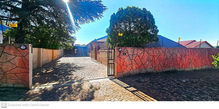 Klisserville House For Sale: 3-Bed, Flatlet, Carport, Near Schools and Shops!