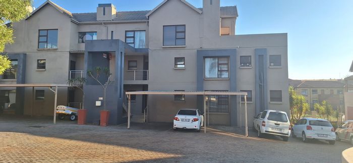 Noordheuwel Apartment For Sale: Open plan living, 3 bedrooms, double carport, patio.