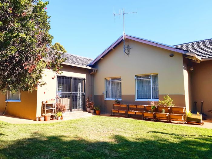 Lyttelton Manor House For Sale: 5 bedrooms, air conditioning, solar geysers, security system.