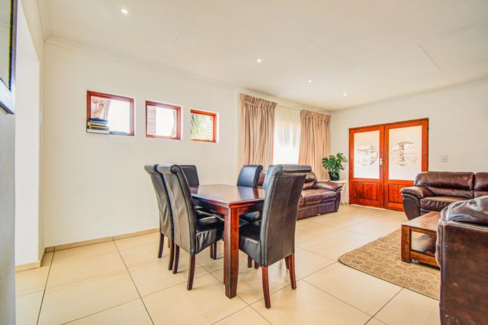 Glen Marais House For Sale: 3 bedrooms, pool, entertainment area, security features.