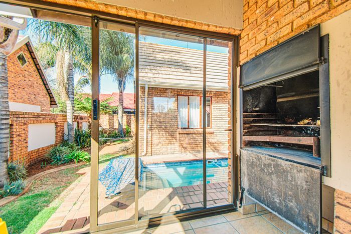 Glen Marais House For Sale: 3 bedrooms, pool, entertainment area, security features.