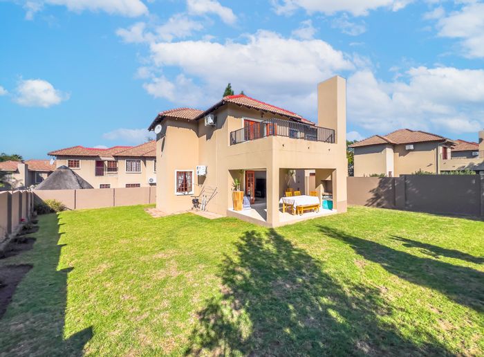 Fourways Cluster For Sale: Spacious garden, open plan living, secure complex.