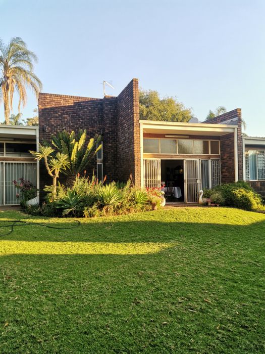 Bendor House For Sale: 7 Bedrooms, Solar, Borehole, Immaculate Garden, Ideal Location