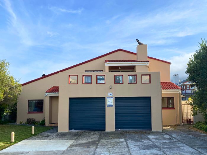 Franskraal House For Sale: 4 bedrooms, beach access, outdoor entertainment area.