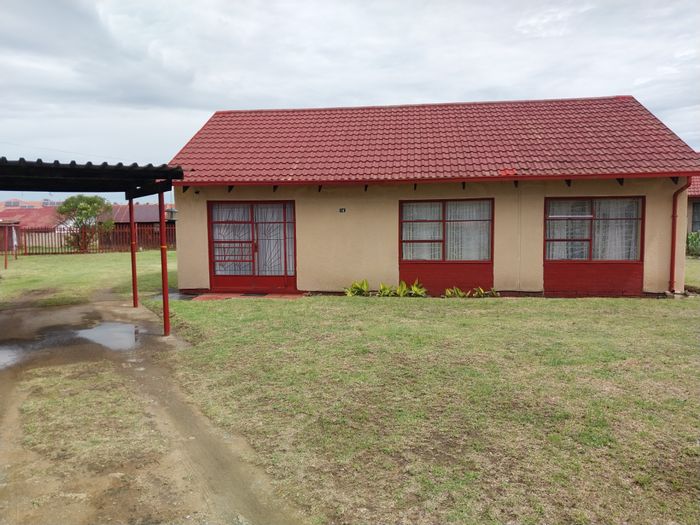 Kinross House For Sale: 3 Bedrooms, large yard, water backup system, 3 carports.