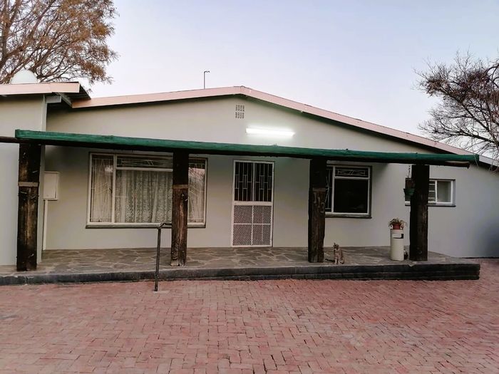 Spacious 4-bedroom house in Modimolle Central, for sale with ample outdoor amenities.