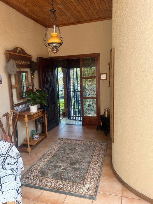 Bendor House For Sale: 5 bedrooms, office, garden, and ample living space.