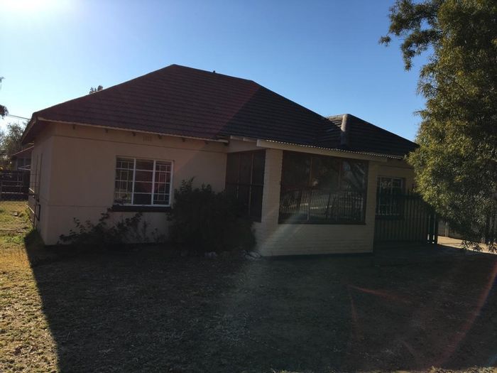 3 Bedroom House For Sale in Vierfontein Central with garage and enclosed veranda.