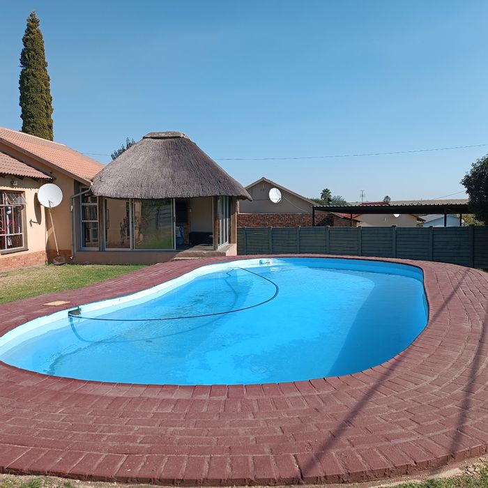 For Sale: House in Secunda Central with pool, lapa, garden, and security features.